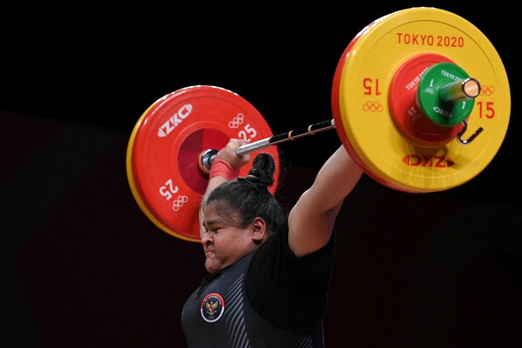 Atlet Indonesia, Nurul Akmal, berkompetisi pada kelas putri +87kg dalam Olimpiade Tokyo 2020 di Tokyo International Forum, Tokyo pada 2 Agustus 2028. 