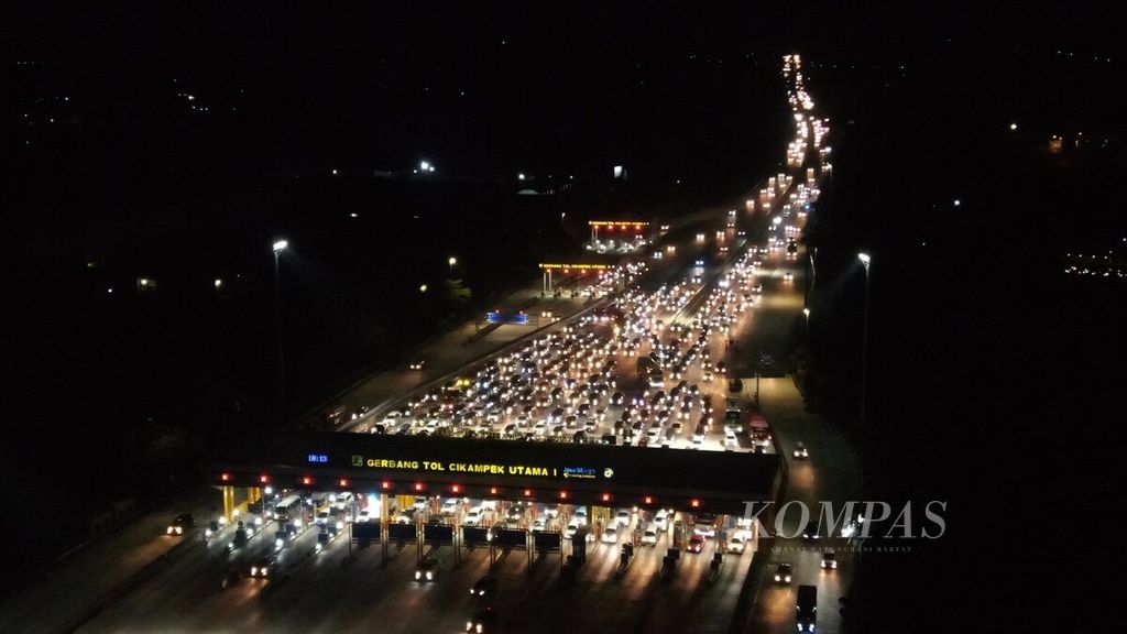 Kendaraan memadati Tol Jakarta-Cikampek di Gerbang Tol Cikampek Utama, Karawang, Jawa Barat, Jumat (6/5/2022). Arus balik kendaraan dari arah timur menuju Jakarta terus meningkat sejak pagi hari. 