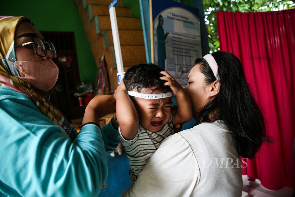Petugas posyandu mengukur lingkar kepala seorang anak balita dalam kegiatan pemeriksaan rutin bulanan di Posyandu Kecipir, Larangan Utara, Larangan, Kota Tangerang, Banten, Kamis, 13 Juni 2024. Posyandu menjadi garda terdepan penanggulangan tengkes (<i>stunting</i>).