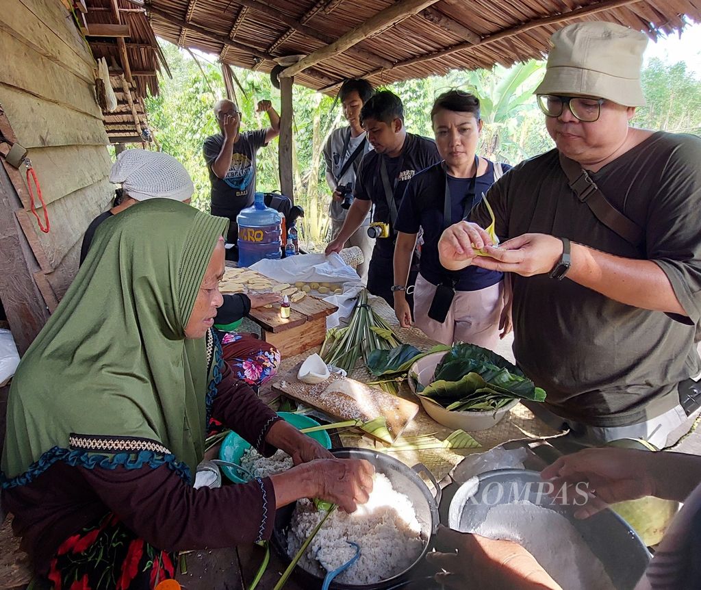 Yayasan Nusa Gastronomi Indonesia, melalui program Pusaka Rasa Nusantara, mendokumentasikan resep jajanan tradisional di Desa Perpat, Membalong, Kabupaten Belitung, Provinsi Kepulauan Bangka Belitung, Selasa (19/7/2022). Program ini merupakan kerja sama dengan Kedutaan Besar Amerika Serikat melalui hibah Ambassador Fund for Cultural Preservation. 