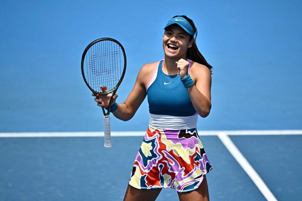 Petenis Inggris Emma Raducanu merayakan kemenangan atas petenis Jerman Tamara Korpatsch pada laga babak pertama Australia Terbuka di Melbourne, Senin (16/1/2023). Raducanu memenangi laga itu dengan skor 6-3, 6-2. 