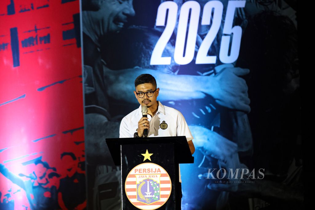Manajer Tim Persija Jakarta Bambang Pamungkas berbicara di acara peluncuran skuad dan jersey Persija Jakarta di Stadion Jakarta Internasional Stadium (JIS), Jakarta Utara, Rabu (7/8/2024). 