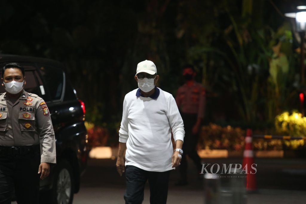 Wali Kota Ambon Richard Louhenapessy tiba di Gedung Komisi Pemberantasan Korupsi (KPK), Jakarta, Rabu (13/5/2022). Richard dijemput paksa tim KPK lantaran dinilai tak kooperatif terhadap proses hukum setelah ia ditetapkan sebagai tersangka kasus dugaan suap terkait pemberian persetujuan izin prinsip pembangunan cabang usaha ritel tahun 2020 di Kota Ambon.