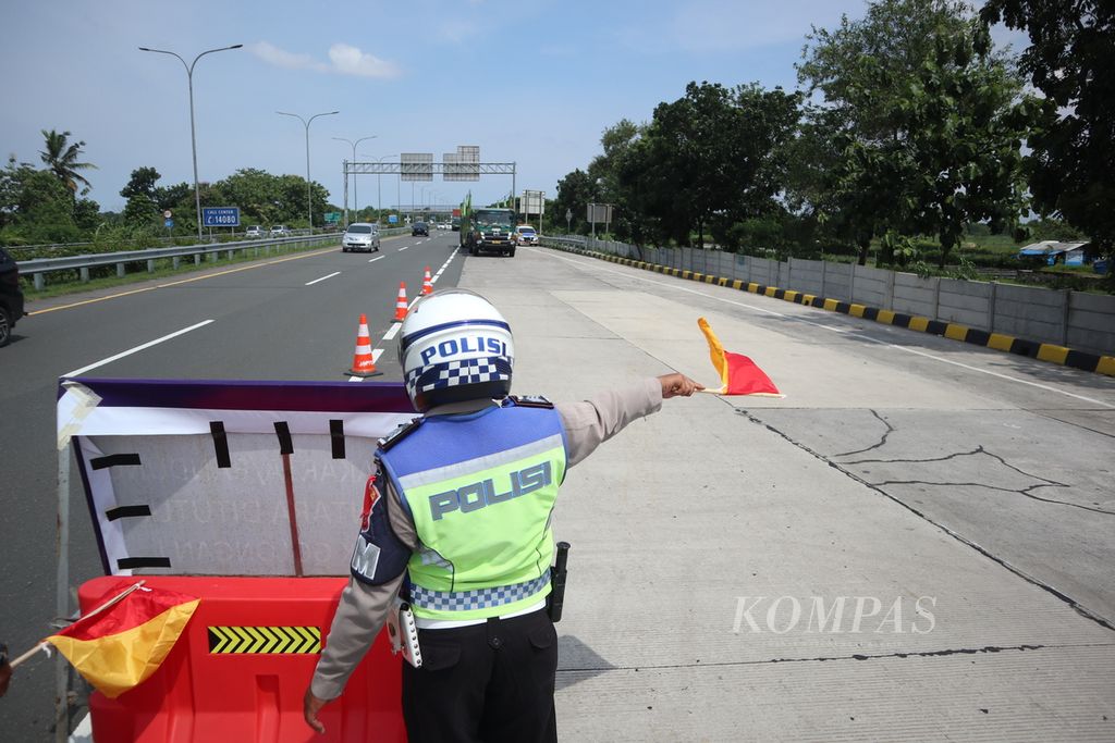 Pada Minggu (2/1/2022) pukul 10.00 hingga 22.00, petugas mengarahkan truk keluar Gerbang Tol Palimanan 4, Kabupaten Cirebon, Jawa Barat. Kendaraan dengan sumbu tiga ke atas yang mengarah ke Jakarta harus keluar tol untuk mengantisipasi lonjakan volume kendaraan pada puncak arus balik.