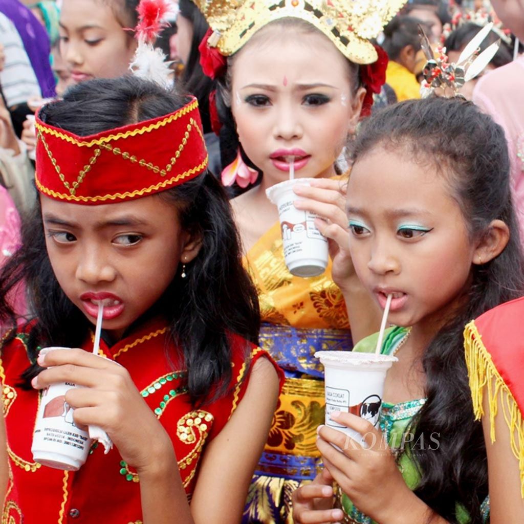 Ribuan pelajar minum susu bersama di halaman kantor Balai Kota Batu, Kamis (21/4/2016). Selain memperingati Hari Kartini, acara ini bertujuan membudayakan kebiasaan minum susu dan menjaga stabilitas harga susu di tingkat peternak. 
