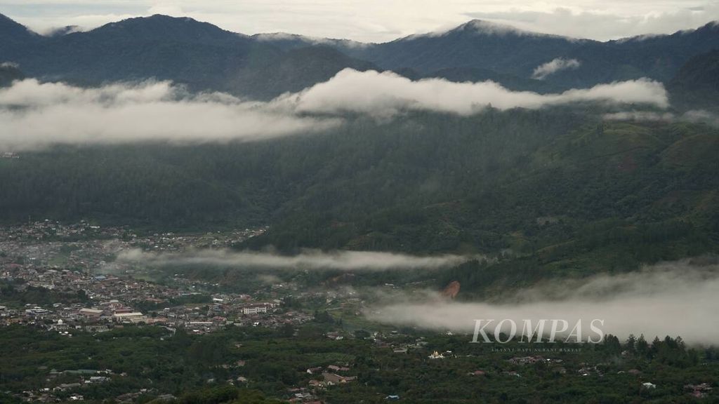 Lanskap permukiman warga di Kota Takengon, Kabupaten Aceh Tengah, Aceh, Jumat (24/11/2023). Kawasan yang berada di Dataran Tinggi Gayo ini sangat subur dan menjadi salah satu penghasil kopi terbaik di dunia. 