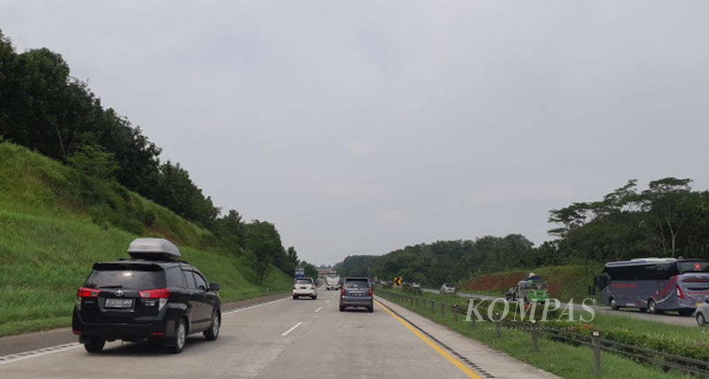 Setelah pemberlakuan one way atau satu arah dari Kilometer 72 Tol Cikopo-Palimanan, lalu lintas mudik setelah kilometer 90 relatif lancar, Jumat (29/4/2022) pukul 13.40. Pengemudi dapat memacu kendaraan dengan kecepatan hingga 80 kilometer per jam. Namun, masih terpantau beberapa pengendara parkir di bahu tol.
