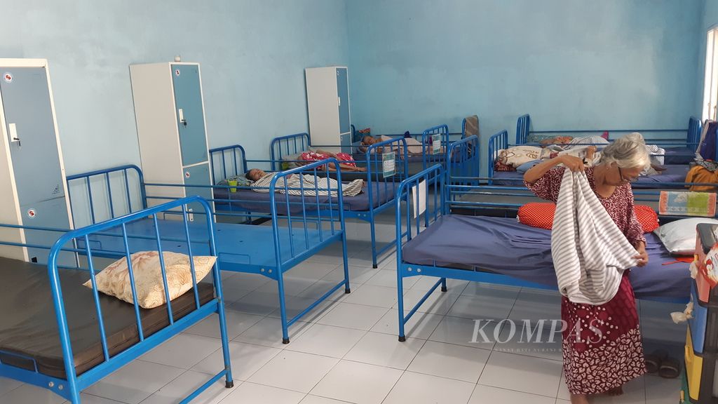 Sejumlah lansia dirawat di panti jompo Yayasan Kisah Nyata dan Jeritan Hati di Kota Malang, Jawa Timur, Rabu (15/3/2023). 