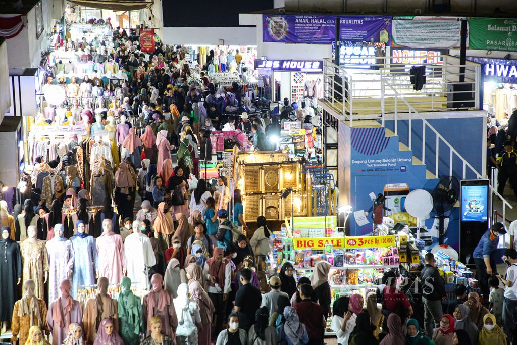 Suasana di Blok B Pasar Tanah Abang, Jakarta Pusat, yang dipadati pengunjung, Minggu (12/3/2023). Jelang bulan puasa, Pasar Tanah Abang diserbu pengunjung yang hendak berbelanja pakaian muslim, perlengkapan shalat, serta hijab.