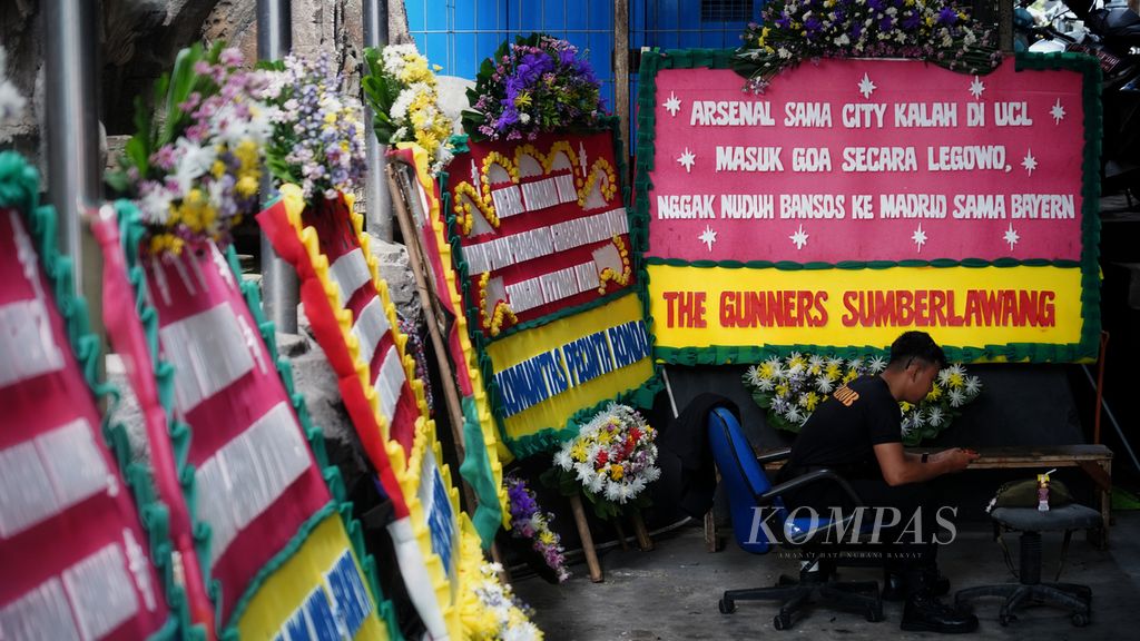 Sejumlah karangan bunga pendukung Prabowo-Gibran yang diberikan kepada Mahkamah Konstitusi, Jakarta, Jumat (19/4/2024). 