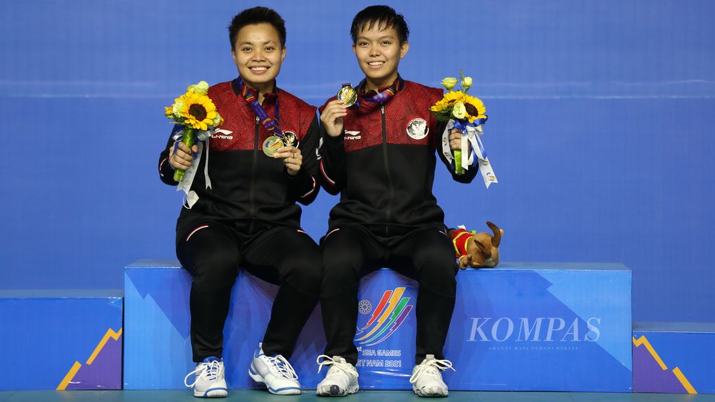 Apriyani Rahayu (kiri) dan Siti Fadia Silva Ramadhanti memperlihatkan medali emas sebagai juara ganda putri cabang bulu tangkis SEA Games Vietnam 2021 di Bac Giang Gymnasium, Bac Giang, Vietnam, Minggu (22/5/2022). Apriyani/Fadia diharapkan bisa meneruskan prestasi Apriyani saat berpasangan dengan pemain senior Greysia Polii. 