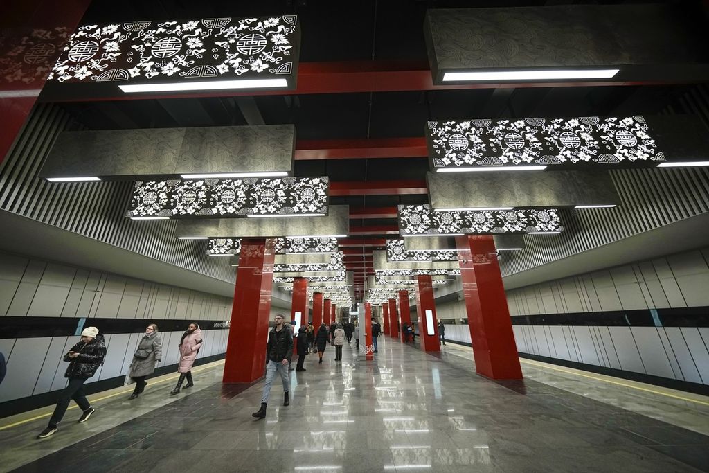 Pemandangan di Stasiun Michurinsky Prospekt (Avenue) baru dari Big Circle Line (BCL) sepanjang 70 kilometer dari Metro Moskwa (kereta bawah tanah) penuh hiasan karakter China di Moskwa, Rusia, 17 Maret 2023. 