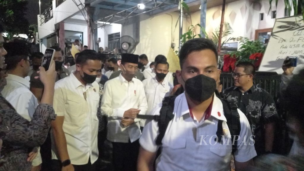 Presiden Joko Widodo saat melayat politisi Ferry Mursyidan Baldan di rumah duka, di Jakarta, Jumat (2/12/2022). 