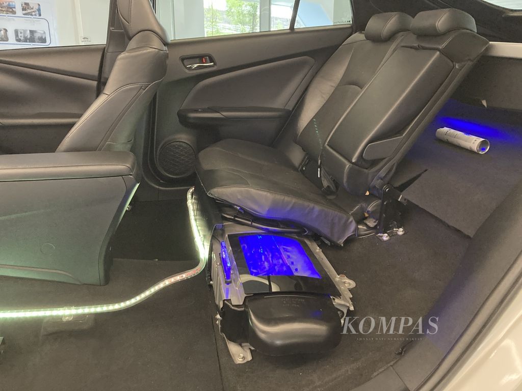 Baterai mobil hybrid Toyota Prius generasi keempat dipajang di ruang peraga Toyota xEV Center di Pabrik TMMIN Karawang 3, Kabupaten Karawang, Jawa Barat, Rabu (07/12/2022).