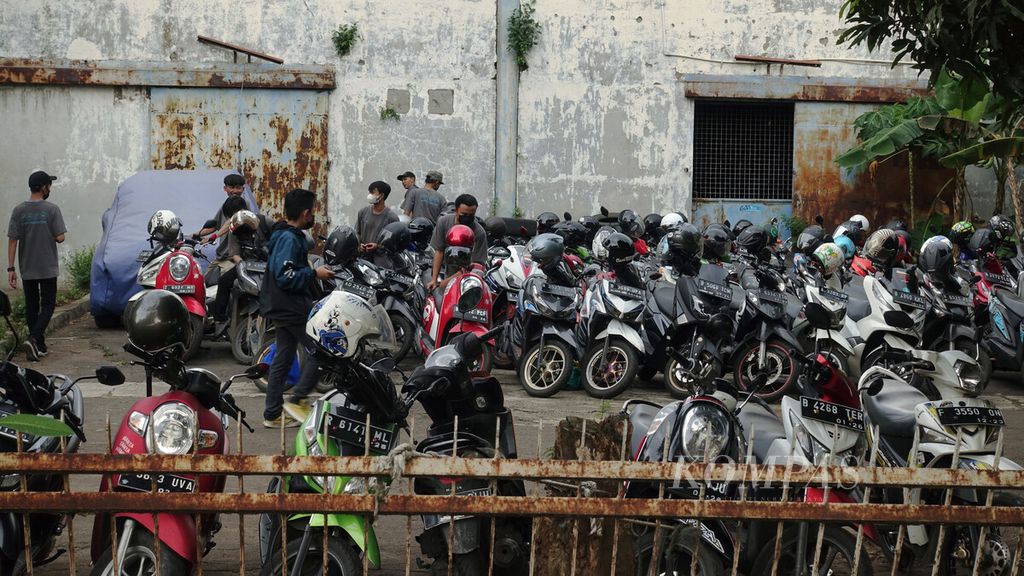 Buruh pabrik menuju tempat parkir sepeda motor di kawasan industri Pulogadung, Jakarta Timur, Selasa (22/2/2022). Setelah mendapat penolakan kuat dari publik, khususnya kelompok buruh, pemerintah akan merevisi aturan baru pencairan Jaminan Hari Tua agar tidak menyulitkan masyarakat yang putus kerja di tengah pandemi Covid-19. 