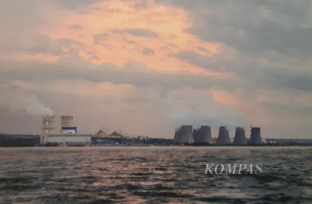 Pembangkit listrik tenaga nuklir (PLTN) yang dioperasikan Rosatom, perusahaan penyedia listrik milik Rusia. Foto ini diambil dari sampul buku profil Rosatom. Ketatnya persyaratan kunjungan ke lokasi PLTN di Voronezh, Rusia, menyebabkan <i>Kompas </i>tak leluasa mengambil gambar.