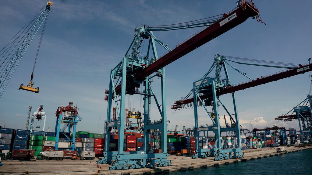 Aktivitas bongkar muat peti kemas berlangsung di Pelabuhan Tanjung Priok, Jakarta Utara, September 2021. 