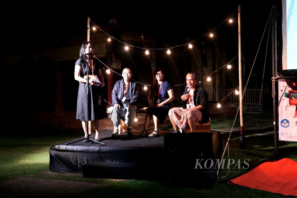 Suasana malam penghargaan Minikino Film Week 8 (MFW8) yang digelar Yayasan Kino Media di Geo Open Space, Badung, Bali, Jumat (9/9/2022). MFW8 berlangsung selama 2-10 September 2022. Perhelatan festival film pendek internasional pada tahun ini menerima 925 film pendek dari 85 negara. Sebanyak 169 film lolos seleksi nominasi penghargaan. Tampak dari kiri ke kanan: Direktur Program MFW8, Fransiska Prihadi; Festival Director MFW8, Edo Wulia; Travelling Festival Director MFW8, I Made Suarbawa; dan Advisory Board MFW8, Ursula Tumiwa. 