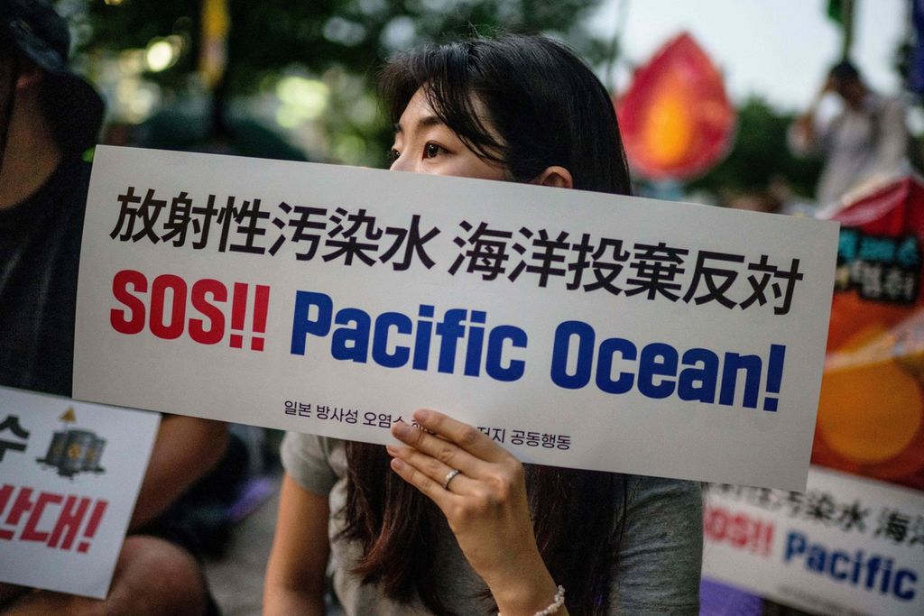 Pengunjuk rasa membawa poster yang menyuarakan bahwa Samudra Pasifik dalam bahaya karena Jepang akan membuang olahan air limbah PLTN Fukushima, di Balai Kota Seoul, Korea Selatan, 22 Agustus 2023.