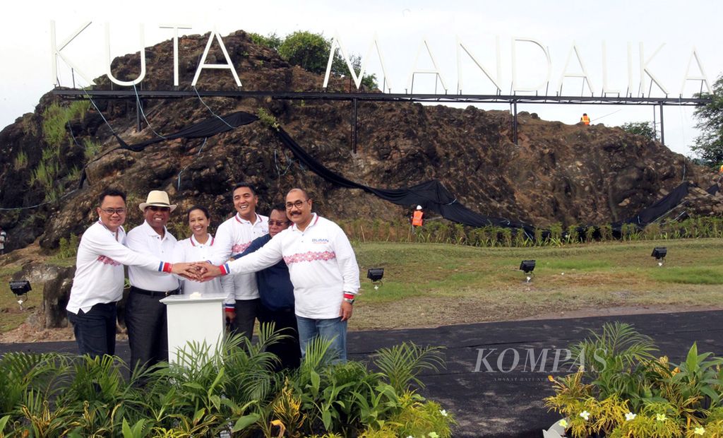 Menteri BUMN Rini Soemarno (ketiga kiri), di dampingi Wakil Gubernur NTB, M Amin (kedua kiri), DirutPT Pengembangan Pariwisata Indonesia (Persero) atau Indonesia Tourism Development Corporation (ITDC), Abdulbar M Mansoer (ketiga kanan) dan Bupati Lombok Tengah, Suhaili FT (kedua kanan) menekan tombol peresmian "Signage" Kawasan KEK Mandalika di pantai Kuta, Kecamatan Pujut, Praya, Lombok Tengah, NTB, Jumat (27/1/2017).
