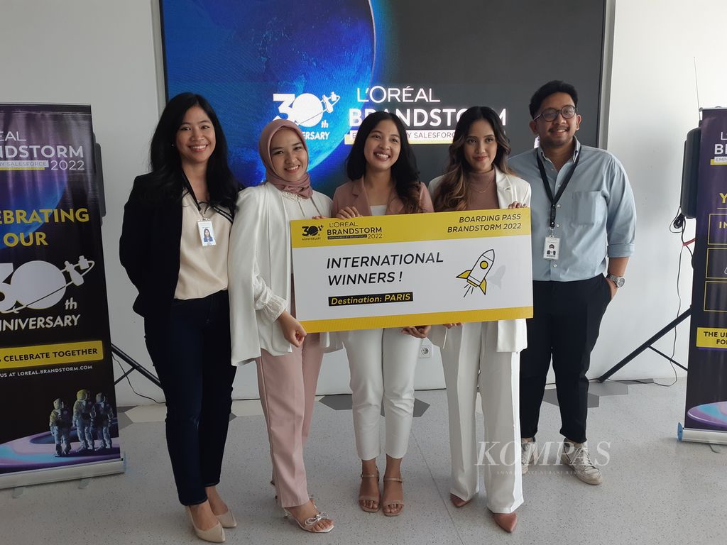 Tiga mahasiswi Institut Teknologi Bandung yang tergabung dalam tim Mon Soleil memenangi kategori teknologi di kompetisi inovasi bisnis L'Oreal Brandstorm tingkat dunia tahun 2022. Tim Mon Soleil membawa inovasi HyperSinc yang mendeteksi kondisi hormon serta kebutuhan perawatan kulit yang tepat ini didampingi dan didukung L'oreal Indonesia.