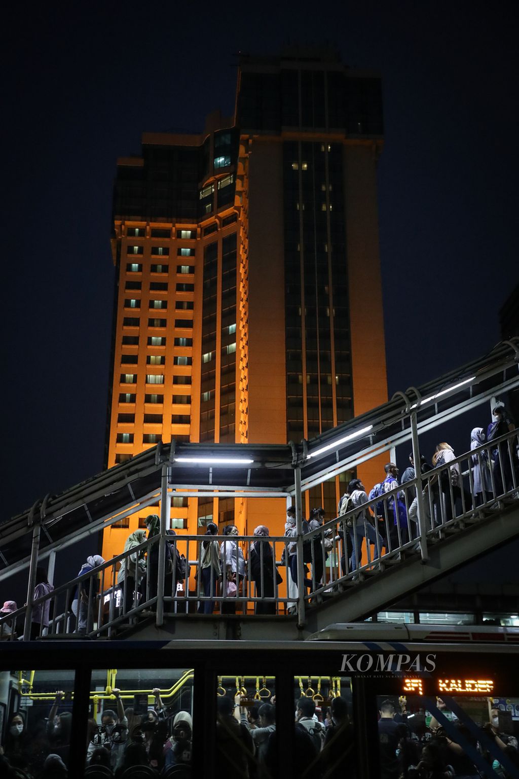 Penumpang memadati bus Transjakarta dan tangga menuju Halte Transjakarta Slipi Kemanggisan, Jakarta Barat, Rabu (2/8/2023). Badan Pusat Statistik DKI Jakarta mencatat, jumlah penduduk yang bekerja di DKI Jakarta mencapai 4,8 juta orang pada tahun 2022. Jumlah tersebut terdiri dari 3 juta pekerja formal dan 1,8 juta pekerja informal. 