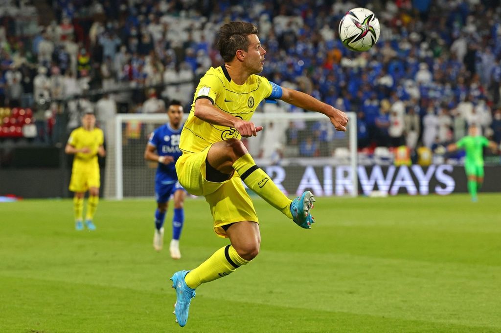 Pemain Chelsea, Cesar Azpilicueta, menerima bola dengan kakinya saat menghadapi Al Hilal pada laga semifinal Piala Dunia Antarklub 2021 di Abu Dhabi, Uni Emirat Arab, Rabu (9/2/2022). Chelsea memenangi laga itu dengan skor 1-0.