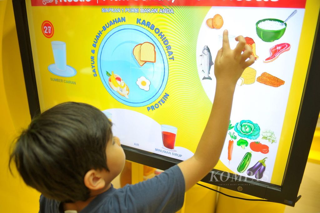 Pengunjung mencoba menyusun menu makanan sehat dalam kampanye zona sehat Nestle Indonesia, di Jakarta, Kamis (10/4/2014). Penerapan pola makan sehat menjadi salah satu upaya dalam mengatasi obesitas. Cara yang mudah dalam diet makanan sehat adalah perbandingan yang seimbang antara zat gizi karbohidrat, protein, lemak, serta makanan sumber serat, seperti sayur dan buah.