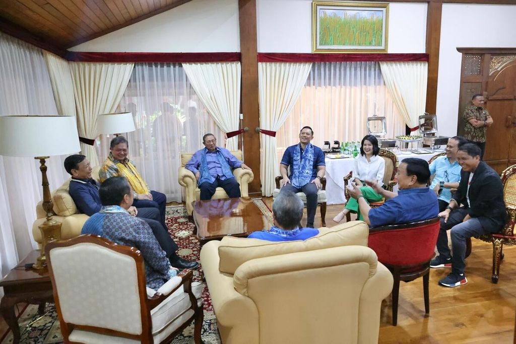 Suasana pertemuan antara pimpinan Partai Demokrat dan jajaran pimpinan partai Koalisi Indonesia Maju di kediaman Ketua Umum Gerindra Prabowo Subianto di Hambalang, Jawa Barat, Minggu (17/9/2023).
