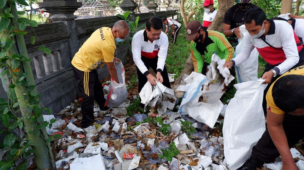 Dokumentasi Humas Pemkab Klungkung menampilkan Bupati Klungkung I Nyoman Suwirta (kedua, kiri) ketika memimpin Gerakan Serentak Resk Sampah Plastik, yakni kegiatan kebersihan dalam rangka Bulan Bung Karno IV 2022 di Provinsi Bali, di Pantai Watu Klotok, Kabupaten Klungkung, Selasa (21/6/2022).