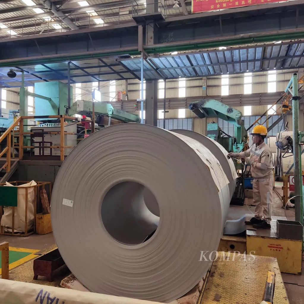 Salah seorang pekerja di salah satu pabrik di kawasan Indonesia Morowali Industrial Park (IMIP) tengah menyelesaikan gulungan carbon steel untuk dikemas sebelum diekspor menuju negara tujuan, Selasa (27/7/2025). Gulungan carbon steel merupakan salah satu produk smelter yang ada di kawasan IMIP.