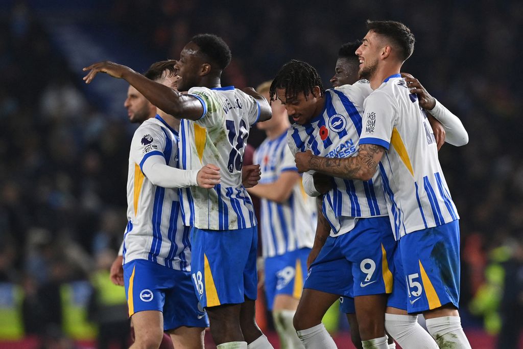 Para pemain Brighton merayakan keberhasilan mengalahkan Manchester City, 2-1, pada laga Liga Inggris di Brighton, Minggu (10/11/2024) dini hari WIB. 