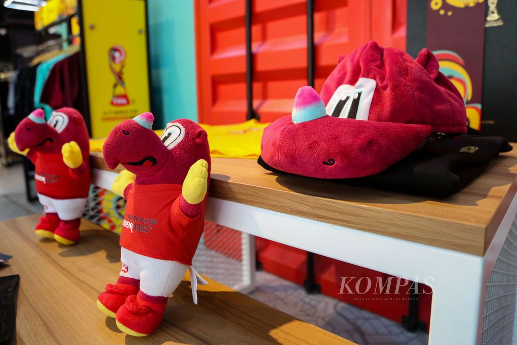Boneka dan topi maskot Piala Dunia U-17 2023, Bacuya, dipamerkan di toko Juaraga, FX Senayan, Jakarta, Sabtu (4/11/2023). Sebanyak 53 jenis produk suvenir Piala Dunia U-17 2023 akan dijual kepada masyarakat pada November 2023. 