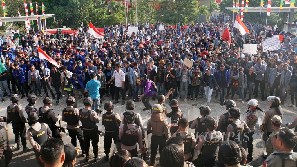 https://assetd.kompas.id/O5FWMuYFgrujr_rU6EMO6KXzK44=/1024x576/filters:watermark(https://cdn-content.kompas.id/umum/kompas_main_logo.png,-16p,-13p,0)/https%3A%2F%2Fkompas.id%2Fwp-content%2Fuploads%2F2019%2F09%2F20190925_ENGLISH-UNJUK-RASA_A_web_1569421903.jpg