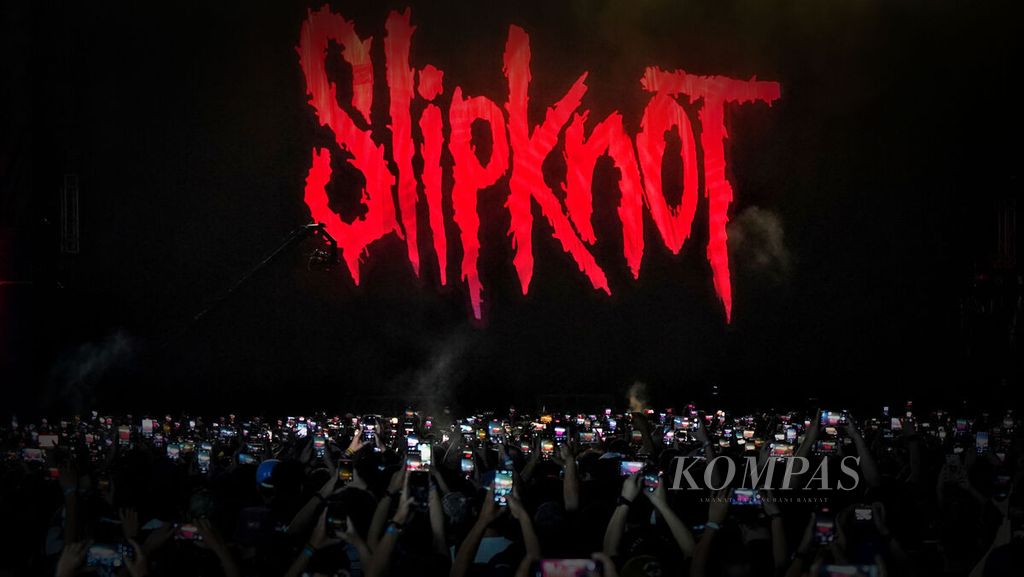Ribuan penonton merekam dengan gawainya menjelang penampilan band Slipknot dalam Hammersonic Festival 2023 di Jakarta International E-Prix Circuit, Ancol, Jakarta Utara, Minggu (19/3/2023). 