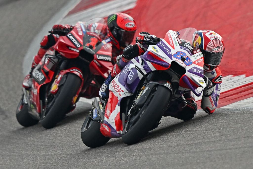Rider from the Prima Pramac Racing team, Jorge Martin (kanna), competed against the rider from the Ducati Lenovo team, Francesco Bagnaia, in the MotoGP India series at the Buddh International Circuit in Greater Noida on Sunday, September 24, 2023.