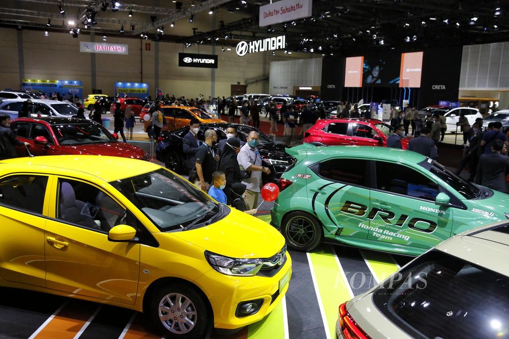 Pengunjung melihat kendaraan yang dipamerkan dalam ajang Gaikindo Jakarta Auto Week 2023 di Jakarta Convention Center, Senayan, Jakarta, Jumat (17/3/2023). Ajang pameran ini dimanfaatkan oleh warga untuk membeli kendaraan sebelum lebaran.