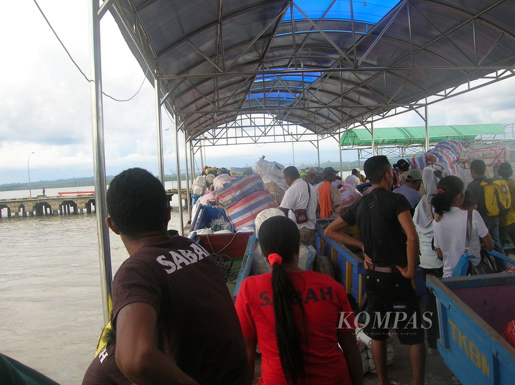 TKI ilegal dari Indonesia setiap hari pulang dari Tawao, Sabah, Malaysia, menuju Nunukan, berbatasan dengan Tawao, Malaysia. Mereka membawa barang-barang dari Malaysia karena menurut mereka barang-barang itu jauh lebih murah di Malaysia dibanding di Indonesia. Di Pelabuhan Nunukan ini pula, semua TKI ilegal dari NTT menyeberang menuju Tawao sebelum berangkat ke wilayah lain di Sabah.