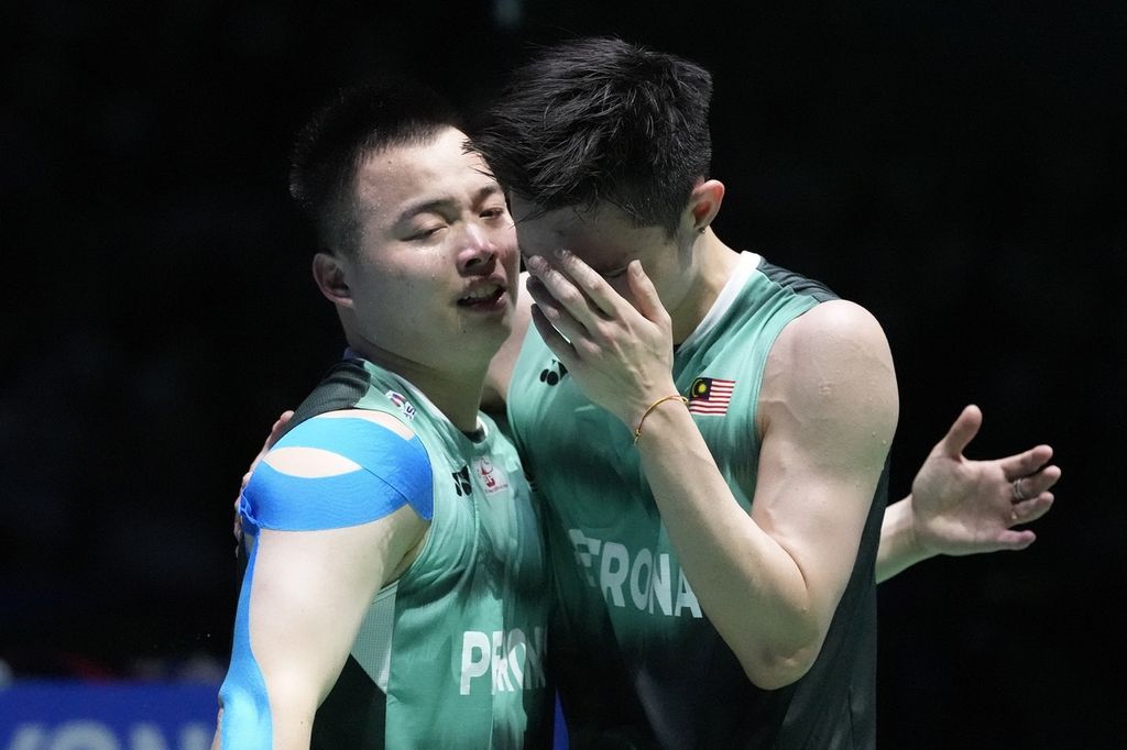 Ganda putra Malaysia Aaron Chia dan Soh Wooi Yik merayakan kemenangan mereka atas ganda putra Indonesia Mohammad Ahsan dan Hendra Setiawan pada final Kejuaraan Bulu Tangkis Dunia di Tokyo Metropolitan Gymnasium, Jepang, Minggu (28/8/2022). Bagi Malaysia, ini adalah gelar juara dunia bulu tangkis yang pertama kali diraih. 