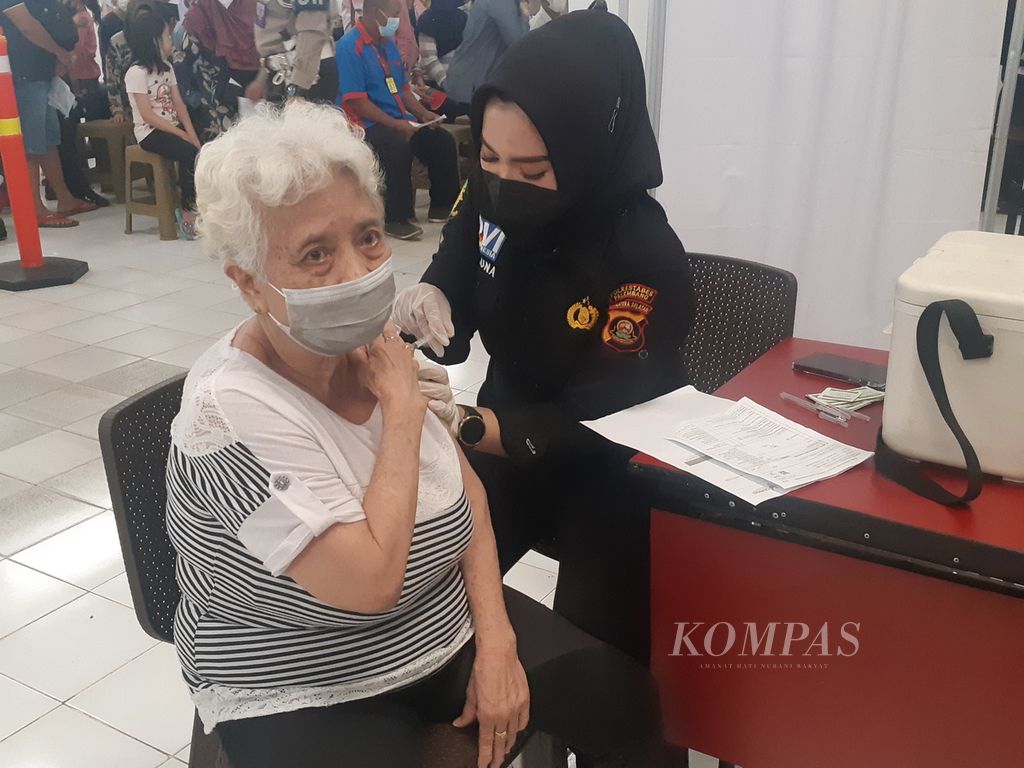 Seorang peserta kaum lanjut usia mengikuti vaksinasi di salah satu sentra vaksinasi di Palembang, Sumatera Selatan, Jumat (18/2/2022). Percepatan vaksinasi dilakukan karena kasus positif Covid-19 di Sumsel kian merebak.