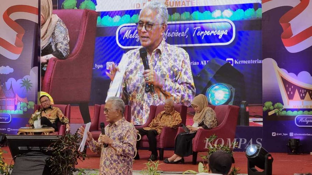 Anggota Komisi II DPR dari Fraksi Partai Amanat Nasional Guspardi Gaus saat mengisi masa reses dengan sosialisasi dan penyerahan sertifikat tanah, Senin (25/4/2022).