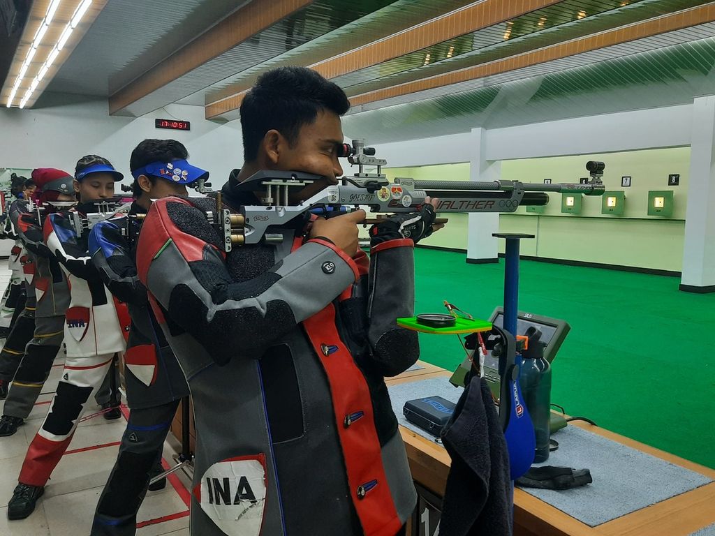 Tim senapan berlatih dalam pemusatan latihan nasional di Lapangan Tembak, Senayan, Jakarta, Rabu (23/11/2022). Menurut Ketua Komite Kepelatihan dan Pendidikan Pengurus Besar Persatuan Berburu dan Menembak Seluruh Indonesia (PB Perbakin) Glenn Clifton Apfel, sejumlah negara yang patut diwaspadai adalah China, India, dan Korea Selatan.