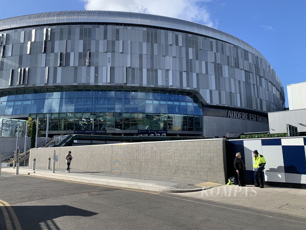 Suasana Stadion Tottenham Hotspur, London, sebelum digelar pertandingan antara Tottenham Hotspur dan Chelsea, pada Minggu (26/2/2023).