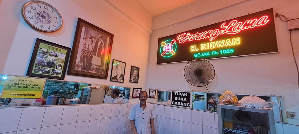 Warung Lama H Ridwan berdiri hampir 11 dekade di Pasar Besar Malang, Jawa Timur. Sejak awal mempertahankan menu nasi rawon, nasi gule, dan sate komoh, yang semuanya berbahan dasar daging sapi.