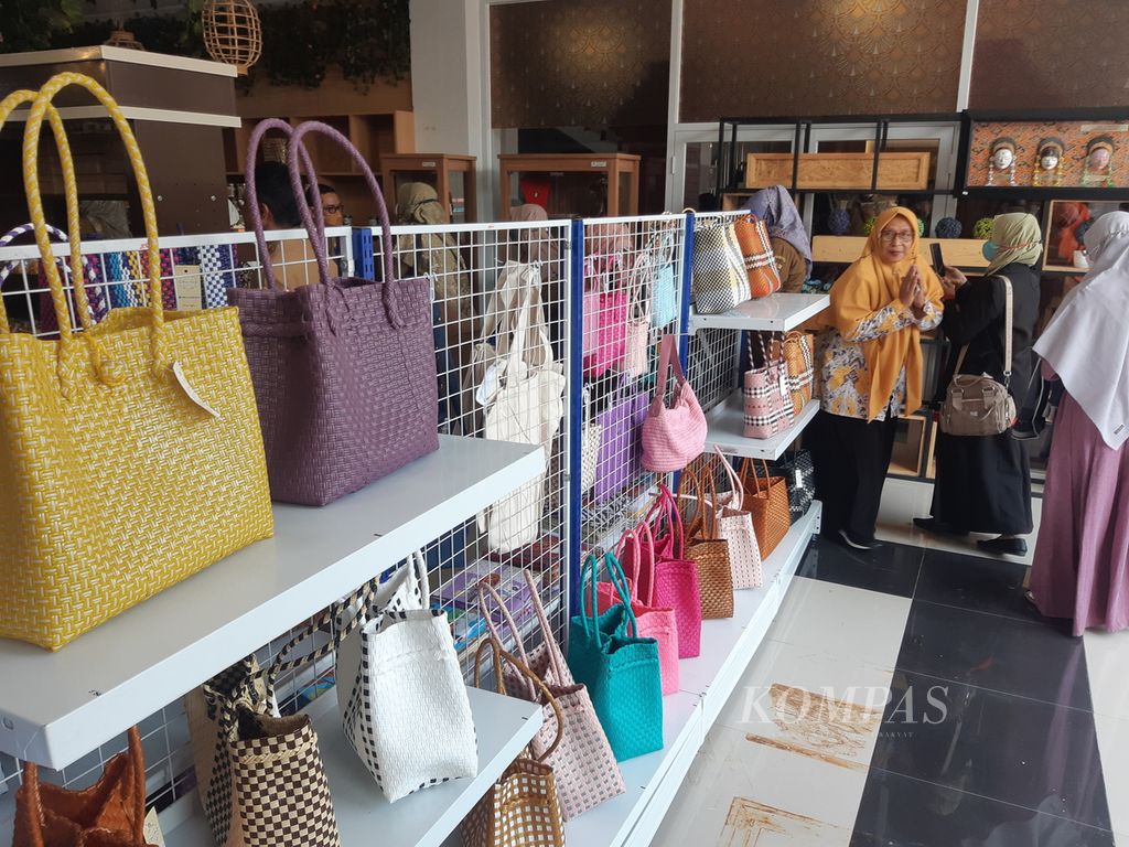 Warga mengunjungi Mall UKM atau Melayani Anda Lewat Layanan Usaha Kecil Menengah di Kantor Dinas Koperasi, Usaha Kecil Menengah, Perdagangan, dan Perindustrian Kota Cirebon, Jawa Barat, Senin (12/12/2022). Mall UKM tersebut menyediakan sekitar 200 produk UKM dari Cirebon dan sekitarnya.