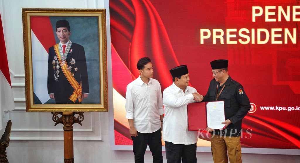 Ketua Komisi Pemilihan Umum Hasyim Asyari menyerahkan surat penetapan calon presiden dan wakil presiden terpilih kepada Prabowo Subianto dan Gibran Rakabuming Raka pada Rapat Pleno Terbuka Penetapan Pasangan Calon Presiden dan Wakil Presiden Terpilih Pemilu Tahun 2024 di Gedung KPU RI, Jakarta, Rabu (24/4/2024). 