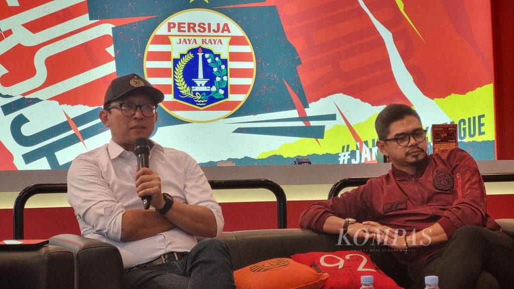Bambang Pamungkas (kanan) mendampingi Direktur Persija Mohamad Prapanca di acara ”Ngopi Bareng Persija”, Jumat (8/11/2024), di Persija Store, Jakarta. 