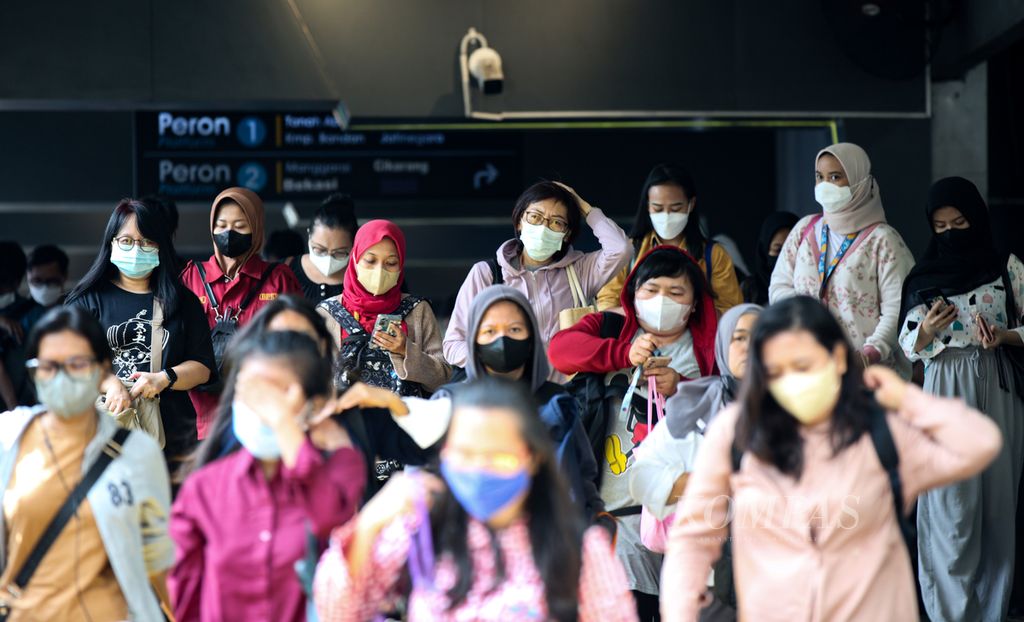 Penumpang KRL yang sebagian besar adalah para pekerja keluar dari Stasiun Sudirman, Jakarta Pusat, Rabu (26/4/2023). 