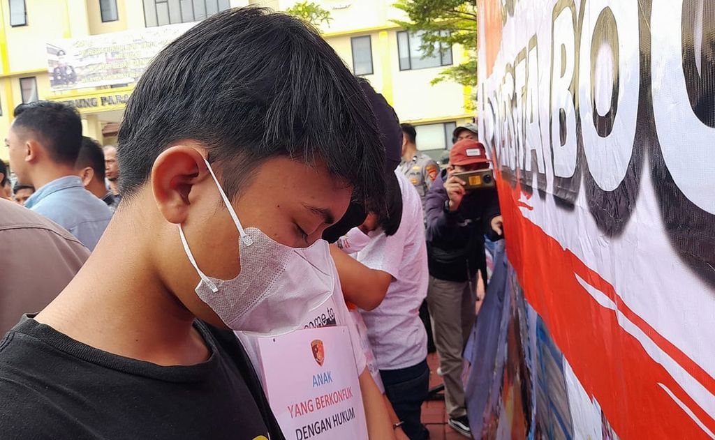 Kepolisian Resor Kota Bogor menangkap dua pelaku pembacokan terhadap pelajar AS (16). Mereka dihadirkan dalam jumpa pers, Selasa (14/3/2023). AS menjadi korban pembacokan saat hendak menyeberang jalan di Ciparigi, Bogor Utara, Kota Bogor, Jawa Barat, Jumat (10/3/2023).