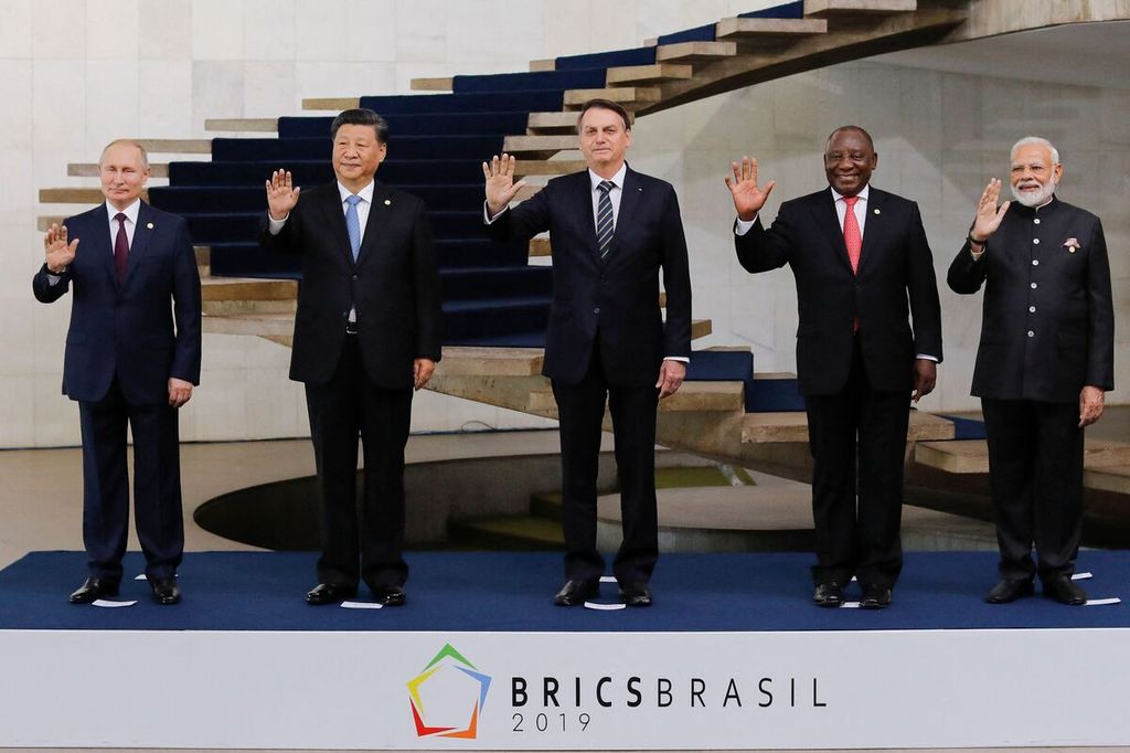 Kiri ke kanan: Presiden Rusia Vladimir Putin, Presiden China Xi Jinping, Presiden Brasil Jair Nolsonaro, Presiden Afrika Selatan Cyril Ramaphosa, dan Perdana Menteri India Narendra Modi menghadiri Konferensi Tingkat Tinggi BRICS di Brasilia, 14 November 2019.